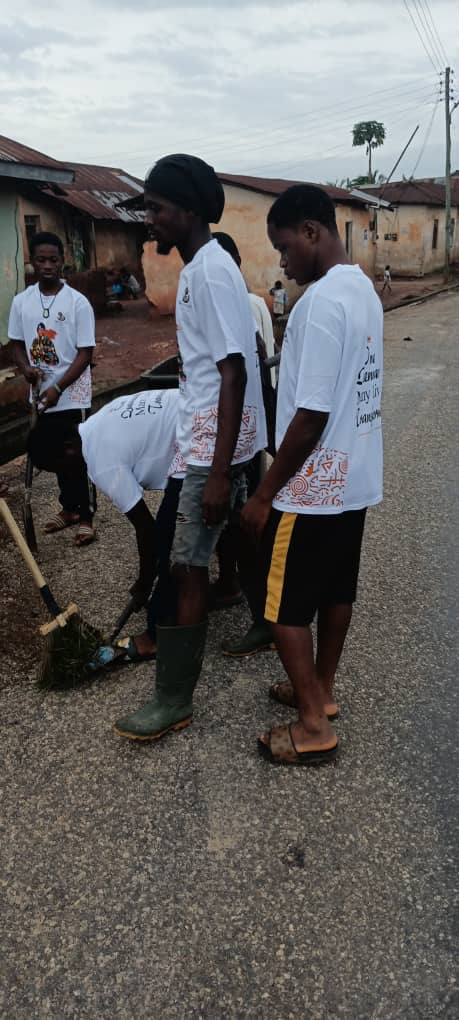Group photo of all cleanup volunteers